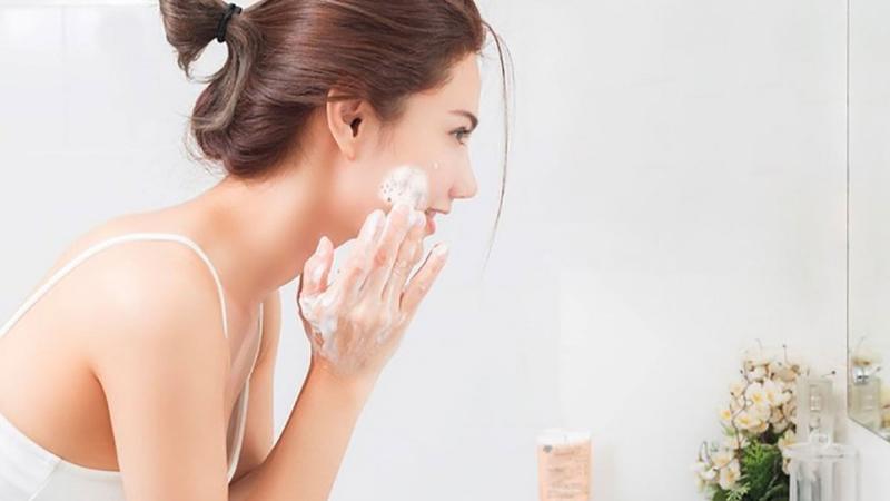 Bảo vệ da sau khi dùng sữa rửa mặt con bò với kem chống nắng